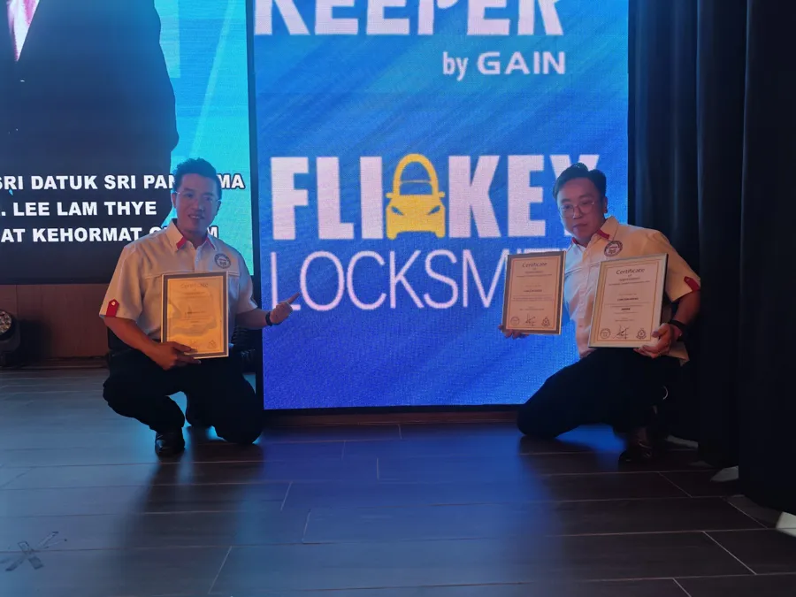 Flipkey team on stage with certificates