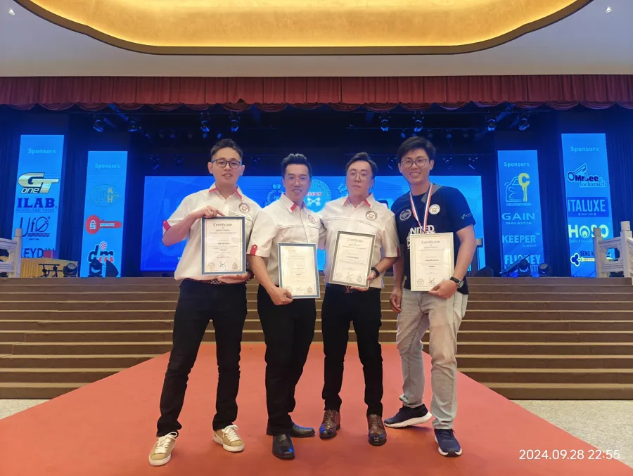 Flipkey team on stage with certificates