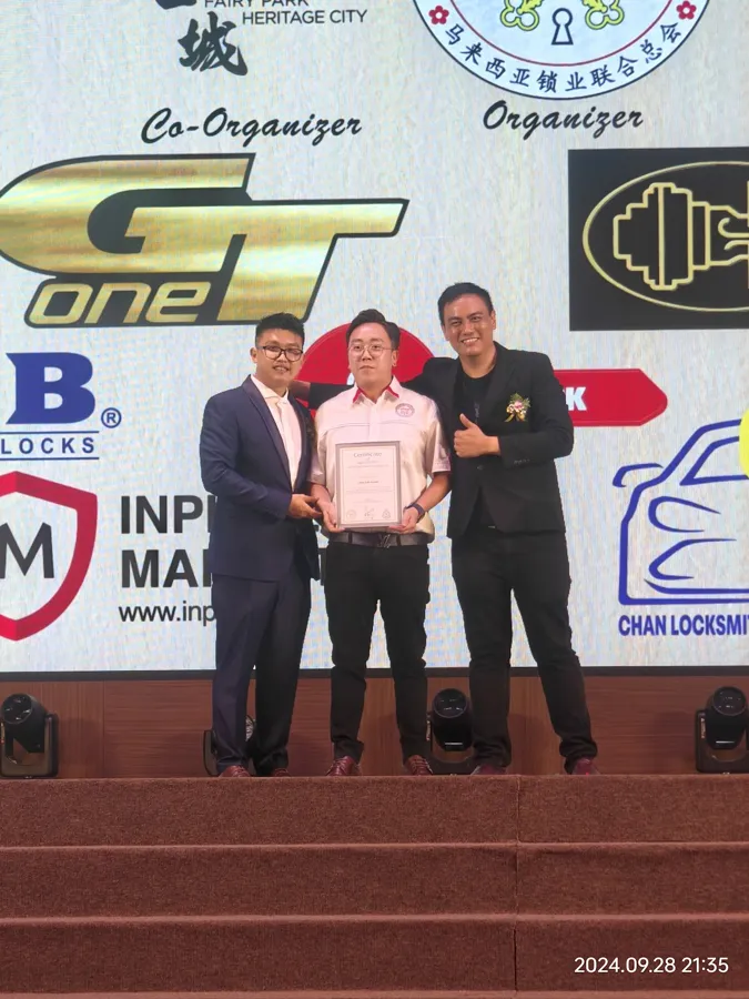 Flipkey team on stage with certificates